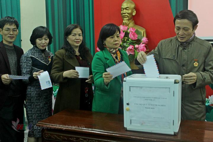 Đồng chí Hoàng Văn Nhiên – Phó Bí thư Đảng ủy Khối cùng các đồng chí Ủy viên Ban Thường vị tham gia ủng hộ