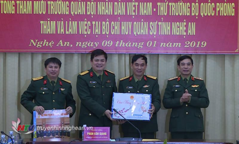 Thượng tướng Phan Văn Giang tặng quà chúc mừng năm mới đến cán bộ, chiến sỹ Bộ Chỉ huy Quân sự tỉnh Nghệ An. 