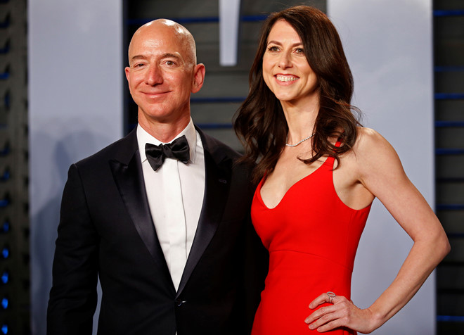 Jeff Bezos (trái), nhà sáng lập và CEO tập đoàn Amazon, cùng vợ MacKenzie Bezos.
