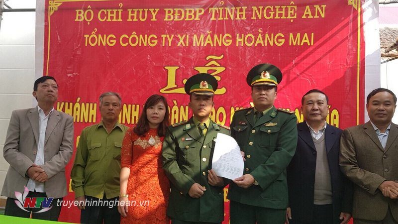 Bàn giao nhà tình nghĩa cho gia đình Thiếu tá Nguyễn Văn Long - Đồn BP Nậm Càn.