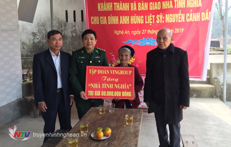 Đại diện Bộ chỉ huy BĐBP Nghệ An trao kinh phí hỗ trợ xây dựng nhà tình nghĩa cho thân nhân gia đình Anh hùng LLVTND, Liệt sỹ Nguyễn Cảnh Dần