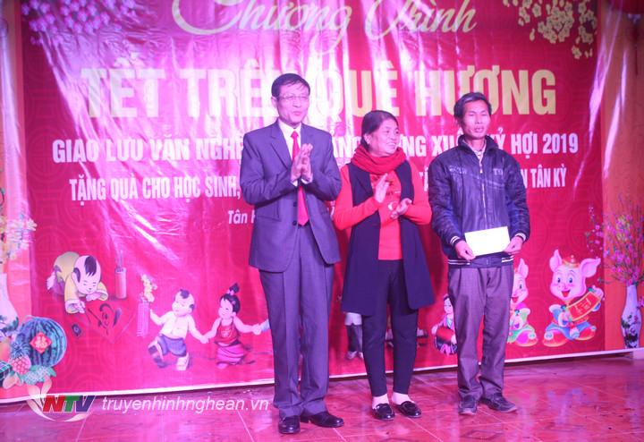 Đ/c Hoàng Văn Nhiên - Phó Bí thư Đảng ủy phụ trách Khối các cơ quan tỉnh trao quà cho trường tiểu học Tân Hương 2 và nhân dân xóm 1. 
