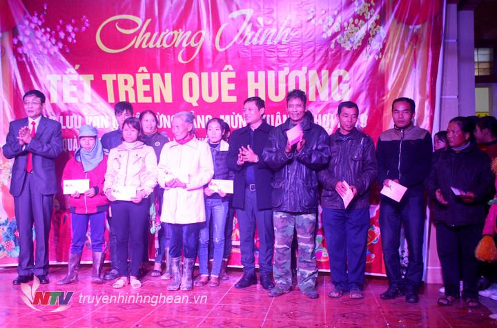 Đại diện các đơn vị trao quà cho các hộ nghèo tại xã Tân Hương - Tân Kỳ.
