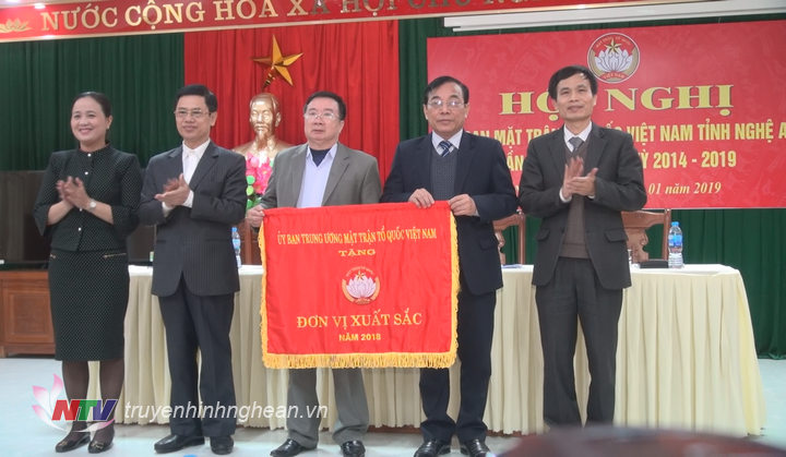 Uỷ ban MTTQ tỉnh Nghệ An nhận Cờ thi đua của Ủy ban TW MTTQ Việt Nam