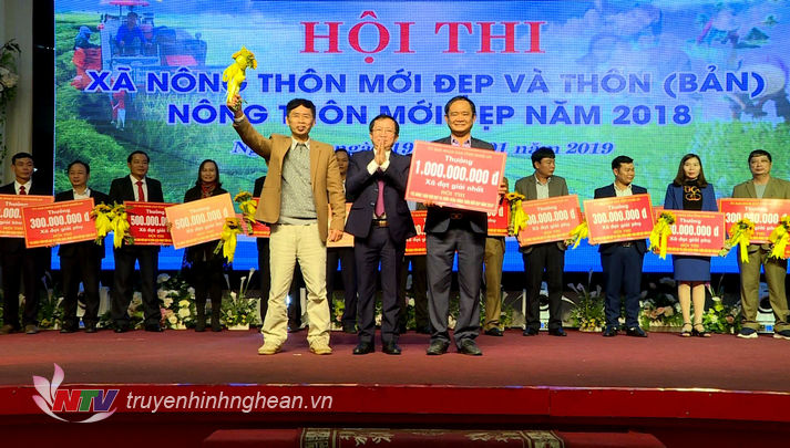 PCT UBND tỉnh Đinh Viết Hồng trao giải nhất xã Nông thôn mới đẹp năm 2018 cho xã Hưng Tân, huyện Hưng Nguyên