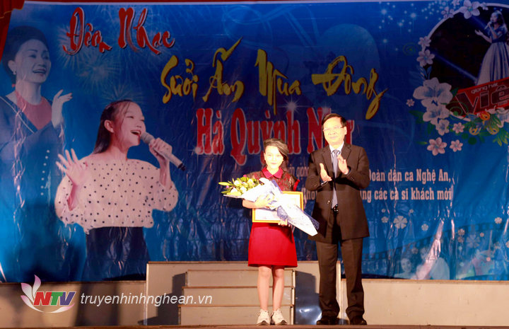 Chủ tịch UBND huyện Yên Thành Phan Văn Tuyên tặng giấy khen cho Quán quân giọng hát Việt nhí Hà Quỳnh Như.