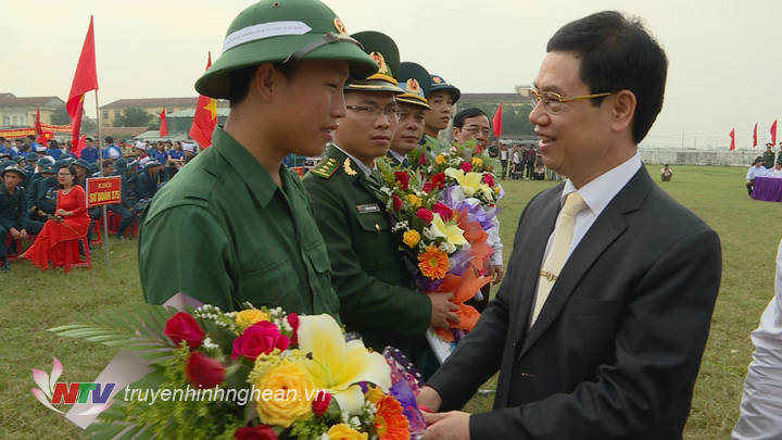 Đồng chí Nguyễn Xuân Sơn - Phó Bí thư Thường trực Tỉnh ủy, Chủ tịch HĐND tỉnh tặng hoa, trao quà chúc mừng các đơn vị nhân quân và các tân binh tại huyện Nghi Lộc