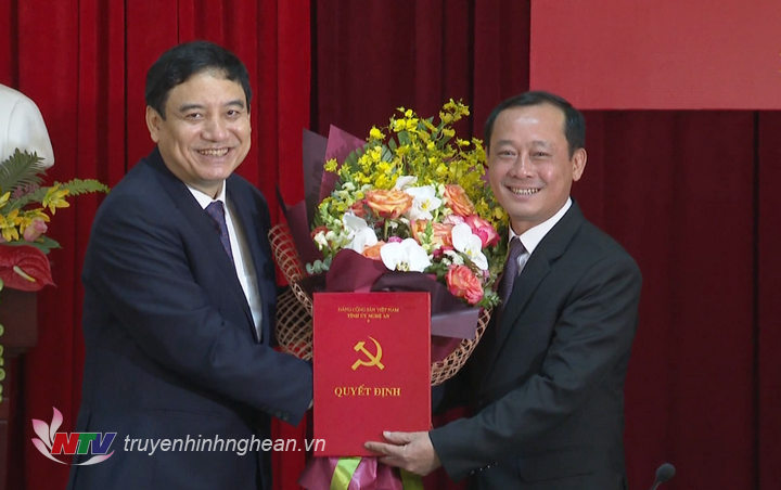 Bí thư Tỉnh ủy Nguyễn Đắc Vinh trao quyết định Bí thư Thành ủy Vinh cho đồng chí Phan Đức Đồng.
