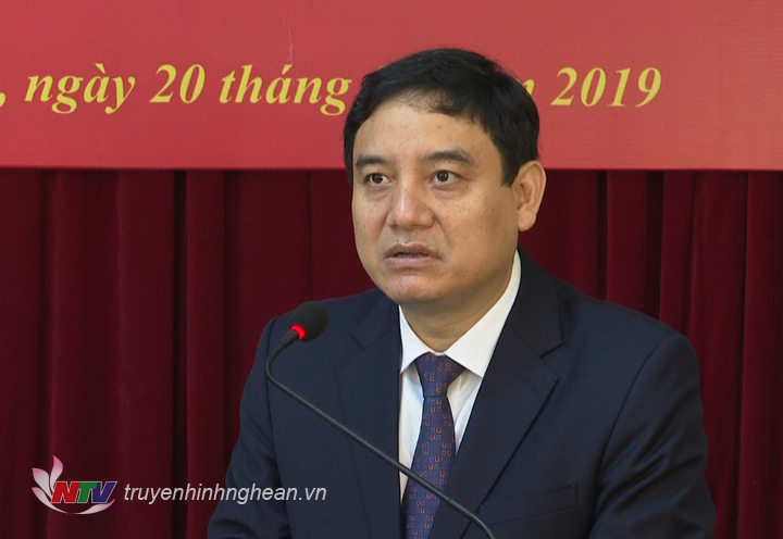Bí thư Tỉnh ủy Nguyễn Đắc Vinh phát biểu giao nhiệm vụ cho tân Bí thư Thành ủy Vinh Phan Đức Đồng.