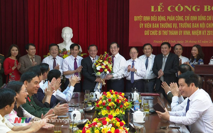 Ban Thường vụ Thành ủy Vinh tặng hoa chúc mừng Bí thư Thành ủy Vinh.