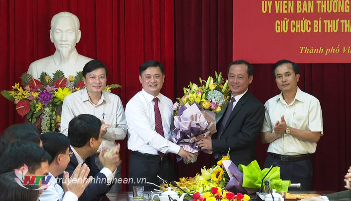 Lãnh đạo UBND tỉnh tặng hoa chúc mừng tân Bí thư Thành ủy Vinh Ảnh