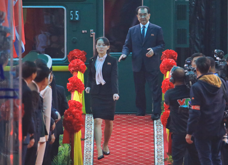 Trong đoàn quan chức cấp cao tháp tùng Chủ tịch Kim Jong-un đến Hà Nội, có Kim Yo-jong, em gái của lãnh đạo Triều Tiên. Kim Yo-jong xuống tàu và kiểm tra tình hình tại sân ga Đồng Đăng trước khi lãnh đạo Triều Tiên xuất hiện. 