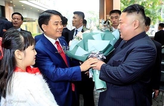​  Chủ tịch UBND Hà Nội Nguyễn Đức Chung đón ông Kim Jong-un tại sảnh khách sạn Melia.  ​