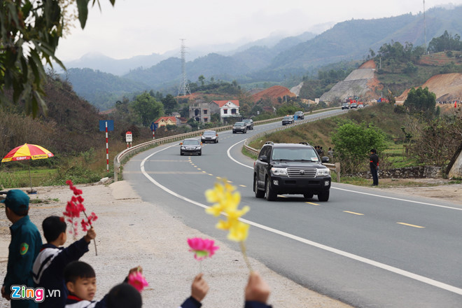 Sau khi rời khỏi ga Đồng Đăng, ông Kim di chuyển trên chiếc limousine Mercedes-Benz S600 để về Hà Nội. Quốc lộ 1 hiện đã bị phong tỏa cho đến chiều nay để đảm bảo an ninh cho hành trình di chuyển của ông Kim. Đoạn đường từ Lạng Sơn về Hà Nội là 158 km