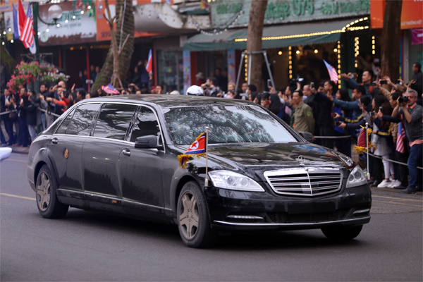 ​  Xe chở Chủ tịch Kim trước khi tiến vào khách sạn Melia.  ​