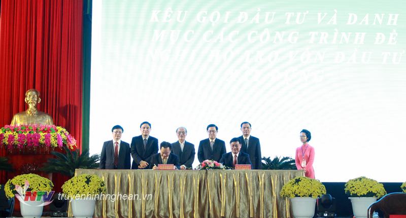 Thay mặt lãnh đạo tỉnh Nghệ An, Chủ tịch UBND tỉnh Thái Thanh Quý ký kết đầu tư với doanh nghiệp.