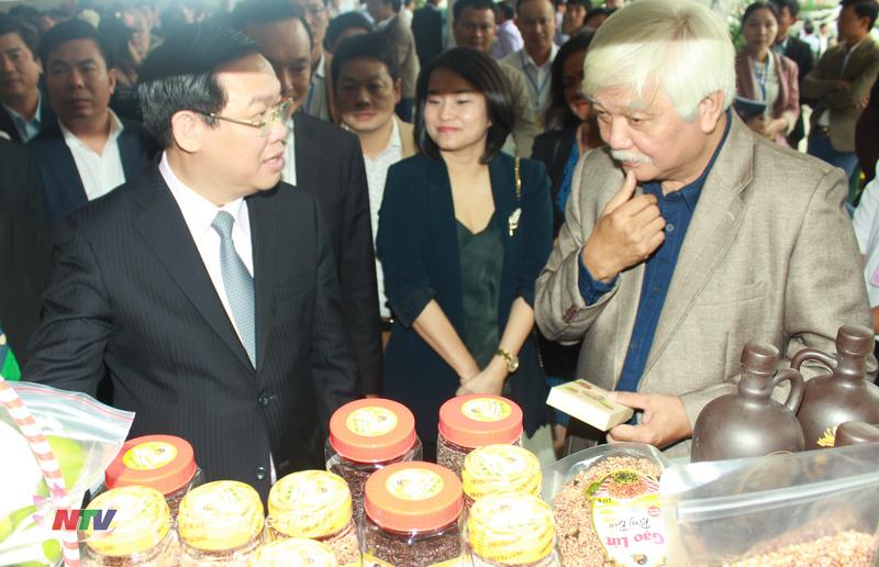 Phó Thủ tướng Vương Đình Huệ cùng các đại biểu tham quan gian hàng trưng bày sản phẩm nông nghiệp của huyện Nam Đàn.