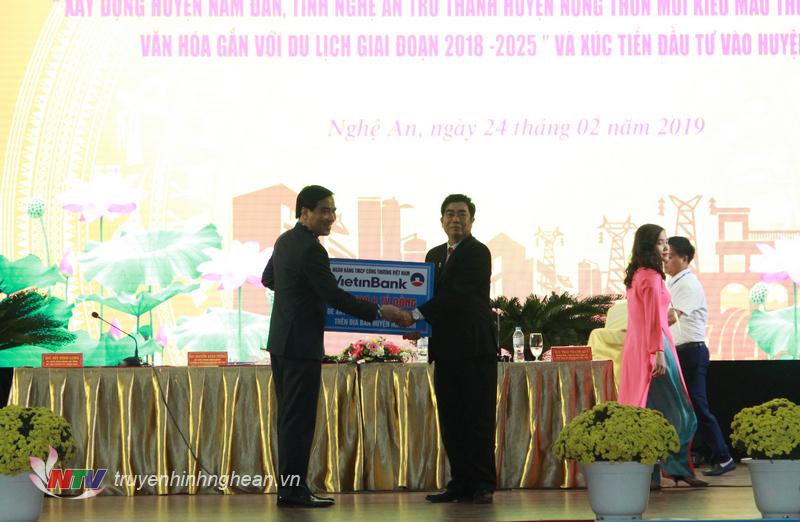 Doanh nghiệp trao hỗ trợ xây dựng trường học tại huyện Nam Đàn.