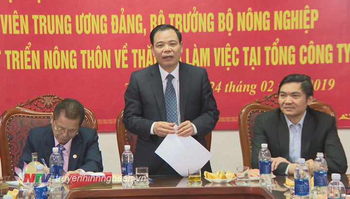 Bộ trưởng bộ nông nghiệp và phát triển nông thôn Nguyễn Xuân Cường ghi nhận và đánh giá những đóng góp tích cực của Tổng công ty cổ phần VTNN Nghệ An trong phát triển nông nghiệp, nông thôn. 