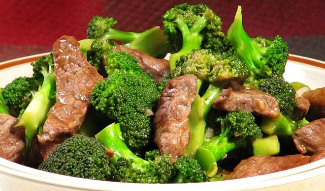 Hạn chế thức ăn chứa nhiều acid uric: Thịt, cá, hải sản, thịt gia cầm, đậu đỗ, nấm, củ cải trắng, súp lơ