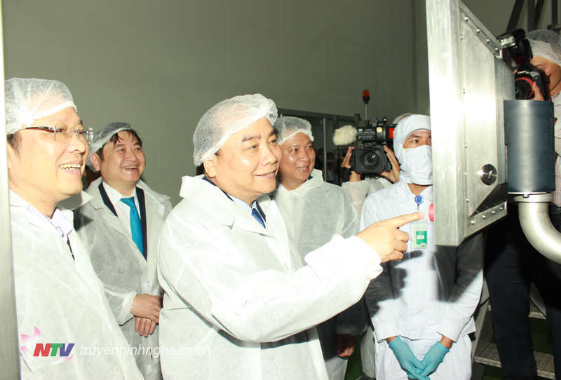 Thủ tướng Chính phủ Nguyễn Xuân Phúc tham quan và nhấn nút khởi động dây chuyền Nhà máy nước tinh khiết, thảo dược và hoa quả núi Tiên.