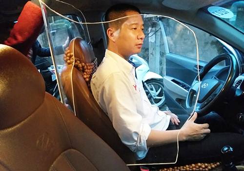 Một số xe được lắp thử nghiệm vách ngăn bằng nhựa cứng ở Hà Nội. Ảnh: Thanh Nguyen. 