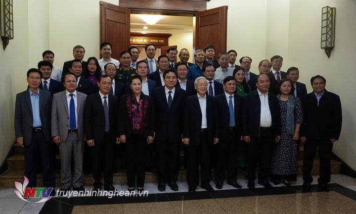 Bộ Chính trị chụp ảnh lưu niệm với lãnh đạo tỉnh Nghệ An.