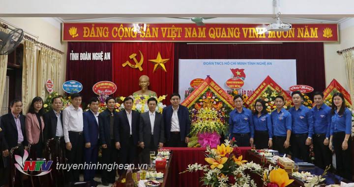 Thường trực Tỉnh uỷ và lãnh đạo các ban Đảng chúc mừng Tỉnh đoàn Nghệ An nhân ngày 26-3.