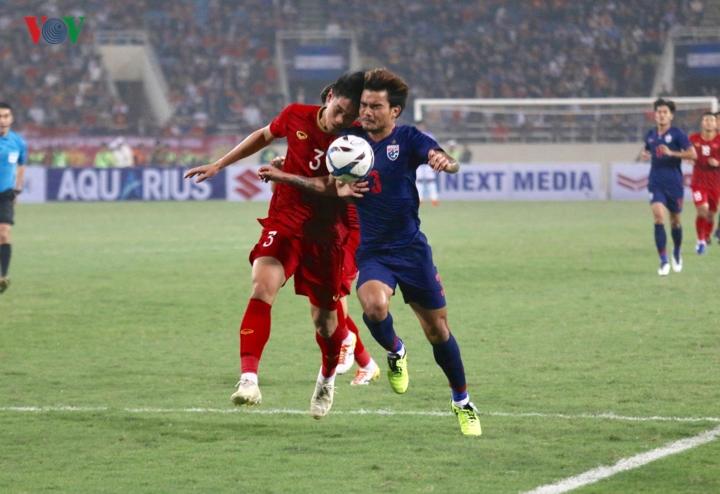 Sau bàn thua, U23 Thái Lan đẩy cao đội hình nhằm tìm kiếm bàn gỡ tuy nhiên trước hàng thủ chắc chắn của U23 Việt Nam khiến các pha lên bóng của thầy trò HLV Alexandre Gama liên tục bị hoá giải.