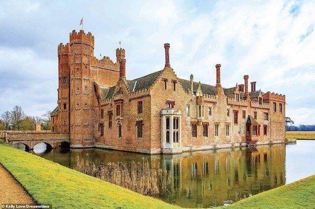 Ngài Edmund Bedingfeld bắt đầu xây dựng Oxburgh Hall ở Norfolk vào khoảng năm 1482. Đến nay, lâu đài vẫn thuộc sở hữu của gia đình Bedingfeld, mặc dù dưới quản lý của National Trust.