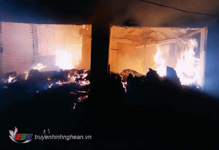 Đám cháy bùng phát dữ dội tại chợ Hiếu, Thị xã Thái Hòa