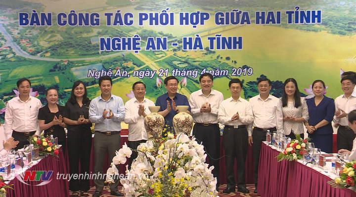 Phó Thủ tướng Vương Đình Huệ cùng lãnh đạo hai tỉnh Nghệ An - Hà Tĩnh chụp ảnh lưu niệm tại hội nghị.