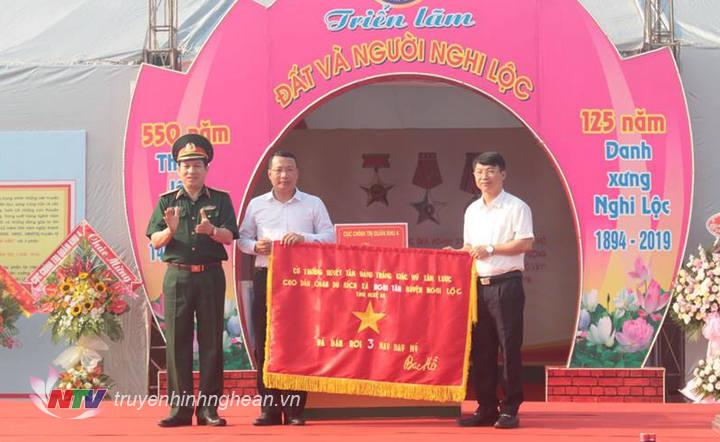 QK4 trao tặng huyện Nghi Lộc 200 hiện vật, bức ảnh gắn với những chiến công  tiêu biểu của ND Nghi LỘc.jpg