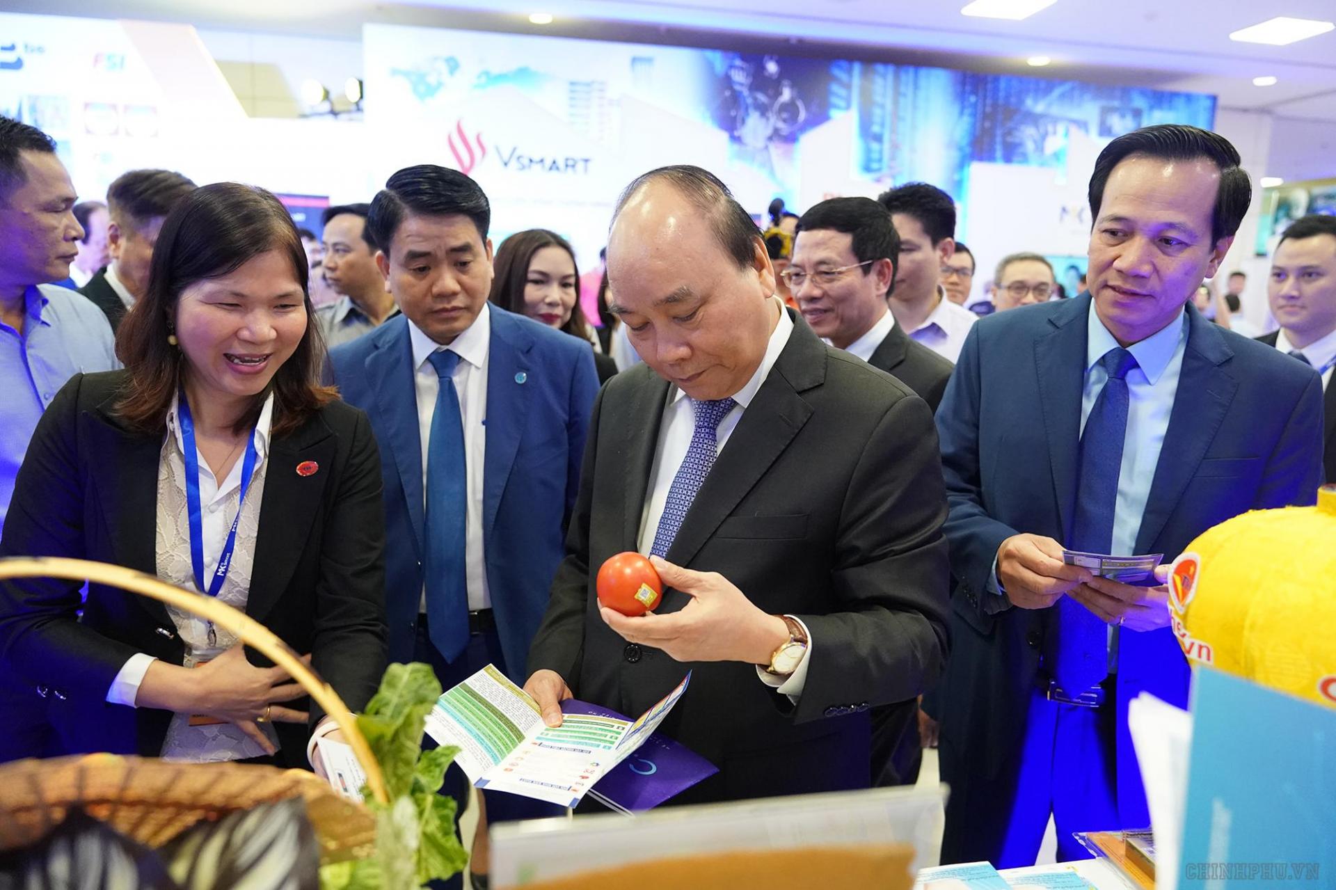 Thủ tướng thăm các gian hàng được trưng bày tại bức tường công nghệ Việt. Ảnh: VGP/Quang Hiếu