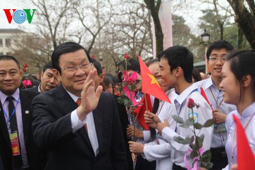 Nguyên Chủ tịch nước Trương Tấn Sang thăm trường PTTH chuyên Phan Bội Châu, Nghệ An ngày 23/3/2014.