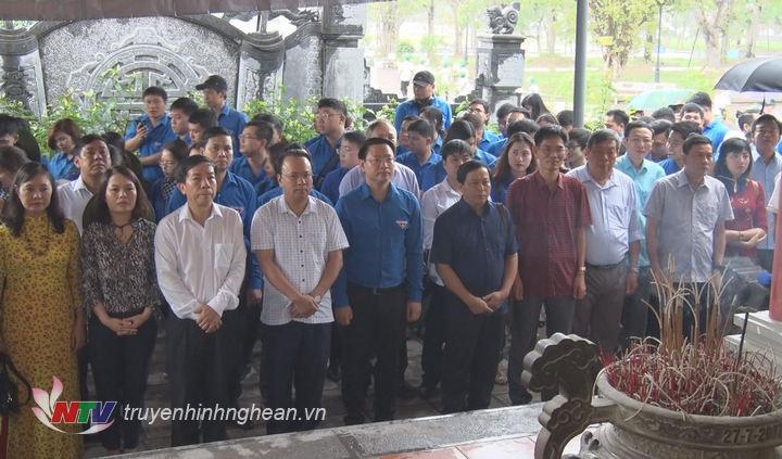 Đoàn đại biểu dâng hương, tưởng niệm trước phần mộ chung của các liệt sỹ TNXP tại Truông Bồn.