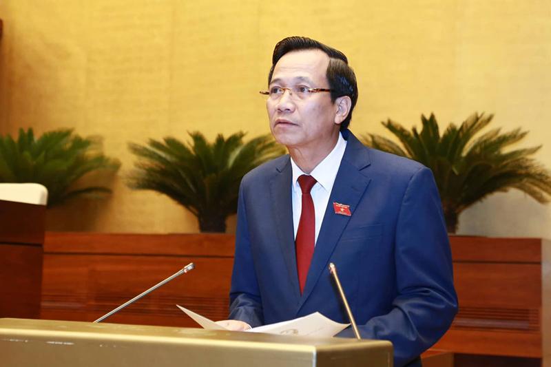 Bộ trưởng Đào Ngọc Dung trình bày tờ trình Dự án Bộ luật lao động sửa đổi trước Quốc hội. 