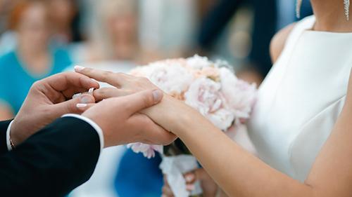 Chú rể trao nhẫn cho cô dâu trong một lễ cưới. Ảnh: Daily Mash