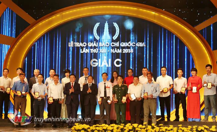 Nhà báo Nguyễn Hưng - Đài PTTH Nghệ An (hàng 1 - thứ 2 từ trái sang) nhận giải C.