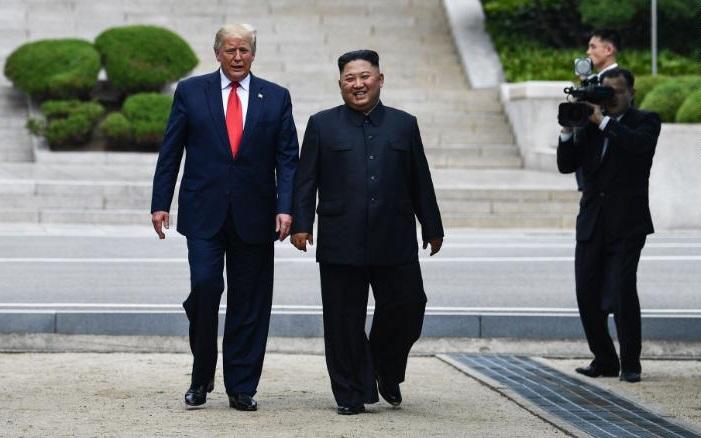 Bức ảnh lịch sử Tổng thống Mỹ Trump bước vào lãnh thổ Triều Tiên