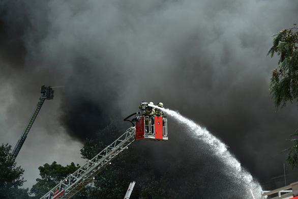 Khoảng 200 lính cứu hoả đã được huy động để dập đám cháy - Ảnh: REUTERS