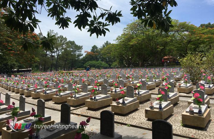 Nghĩa trang liệt sỹ quốc gia Trường Sơn hiện có hơn 10.200 phần mộ liệt sỹ, trong đó các liệt sỹ quê Nghệ An có số lượng đông nhất với 1.284 phần mộ. Trong ảnh là bảng danh sách các anh hùng liệt sỹ quê Nghệ An