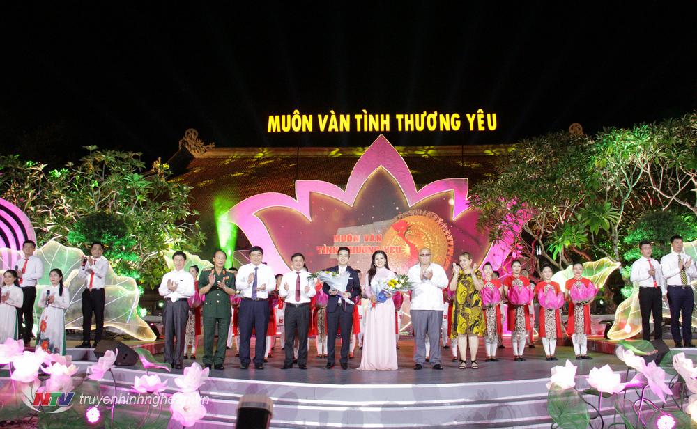 Lãnh đạo tỉnh Nghệ An và các đơn vị chúc mừng thành công của đêm diễn tại điểm cầu Kim Liên - Nam Đàn.
