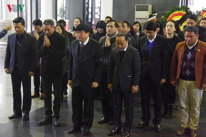 Đoàn đại biểu Đài Tiếng nói Việt Nam do Ủy viên Trung ương Đảng, Tổng Giám đốc Nguyễn Thế Kỷ dẫn đầu vào viếng.