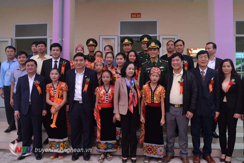 Đồng chí Trương Thị Mai và các đồng chí lãnh đạo Trung ương, tỉnh, huyện chụp ảnh lưu niệm với thầy và trò nhà trường. 