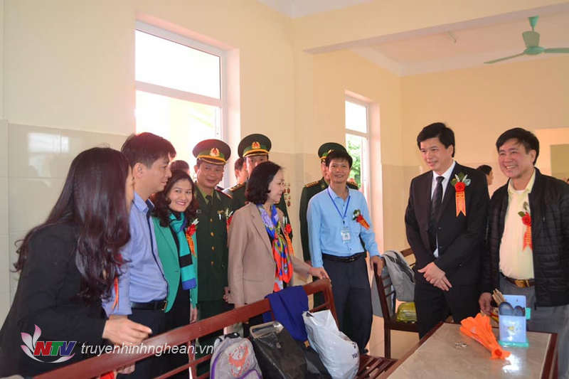 Đồng chí Trương Thị Mai thăm công trình nội trú.