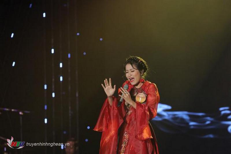 Quỳnh Anh chọn ca khúc “Độc huyền cầm” trong phần thi đơn ca đêm chung kết Sao Mai 2019.