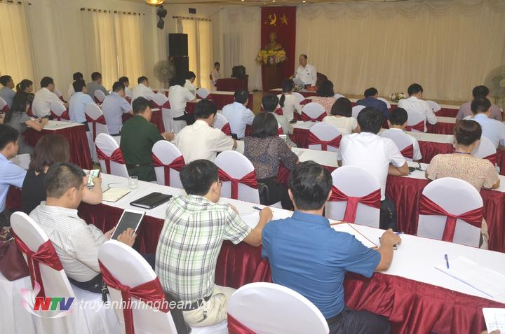 Phiên thảo luận tại tổ 4 gồm đại biểu các huyện: Nam Đàn, Nghi Lộc, Hưng Nguyên