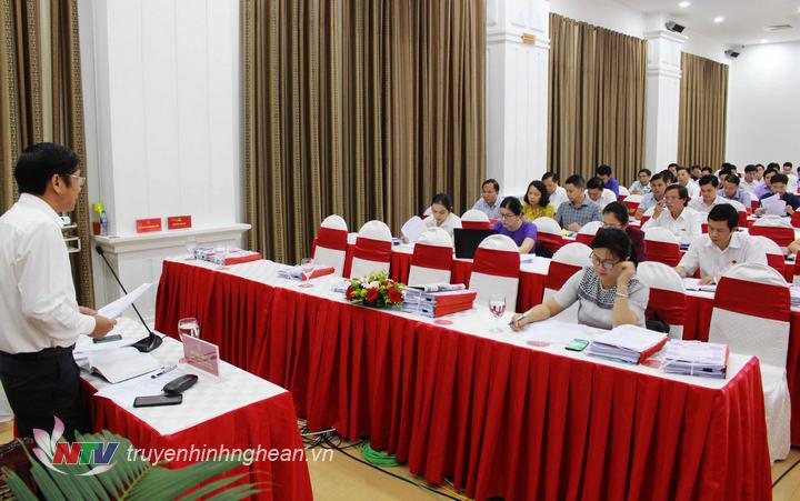 Thảo luận tổ 6 gồm đại biểu các huyện: Quỳ Châu, Quế Phong, Quỳ Hợp.