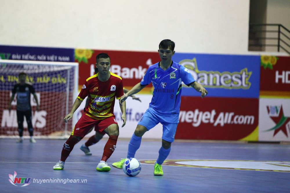 K.Sài Gòn FC (áo xanh) dành vé vào bán kết trước Tân Hiệp Hưng
